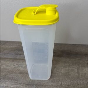 Tupperware 2 Quart Slim Line Square Sheer Juice Pitcher #5772A w Yellow Lid